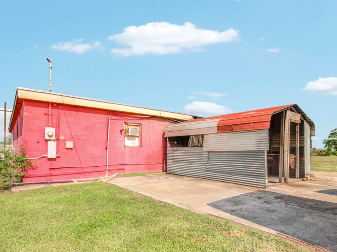 More Photos Of 503 S Gulf Blvd, Freeport Flex For Sale