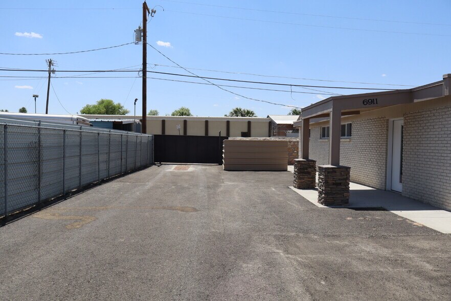 More Photos Of 6911 Doniphan Dr, Canutillo Office For Lease