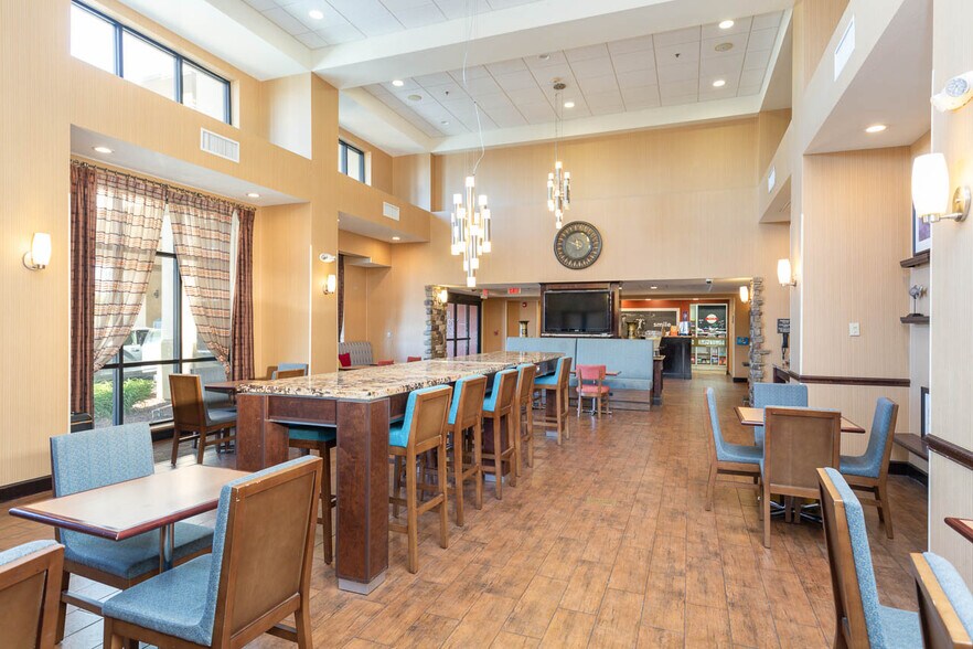 More Photos Of 7941 E Brundage Ln, Bakersfield Hotel For Sale