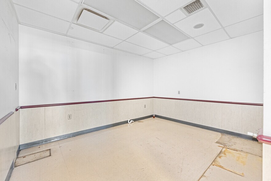 More Photos Of 2229 E State St, Salem Drugstore For Sale