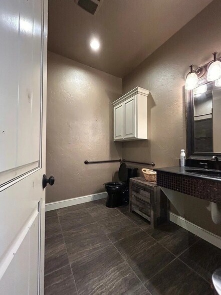 More Photos Of 10549 NW 10th St, Oklahoma City Industrial For Lease