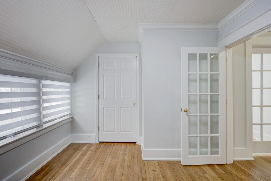 More Photos Of 2520 Rochester Rd, Royal Oak Office For Lease