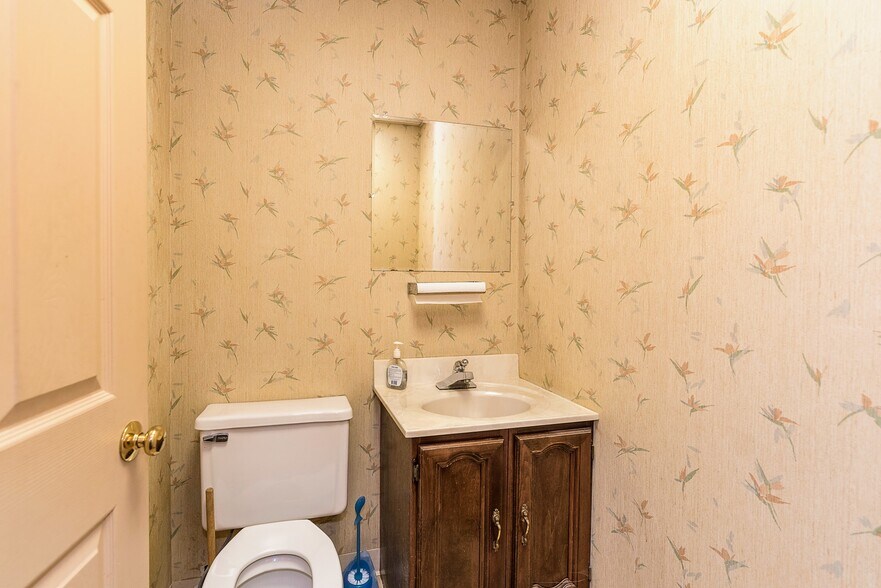 More Photos Of 18735 Ecorse Rd, Allen Park Office For Lease