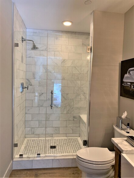 More Photos Of 2108-2260 Ferry Rd, Naperville Showroom For Sale