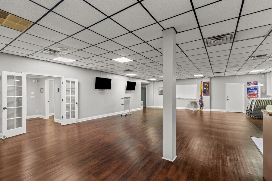 More Photos Of 1923 Lejeune Blvd, Jacksonville Office For Sale