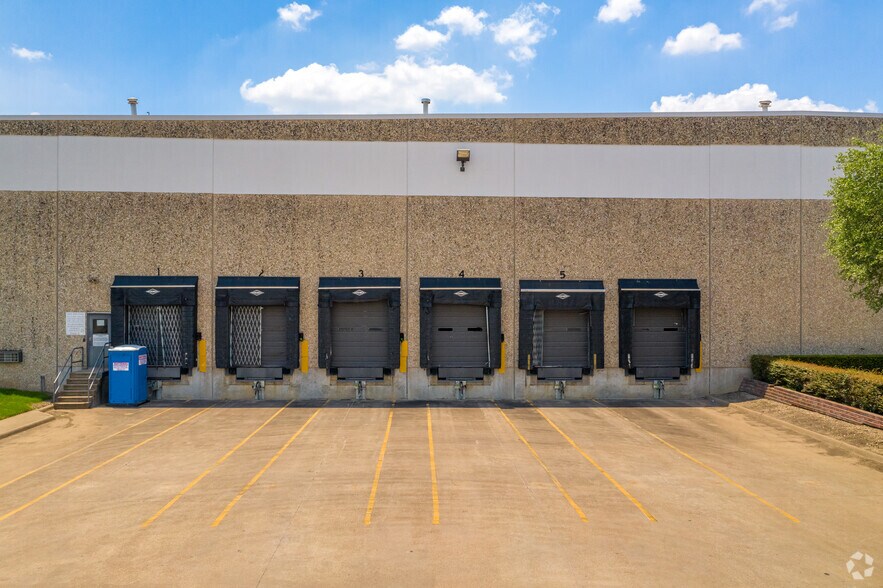 More Photos Of 220 E Danieldale Rd, DeSoto Warehouse For Lease