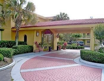 More Photos Of 6 N Sam Houston Pky E, Houston Hotel For Sale