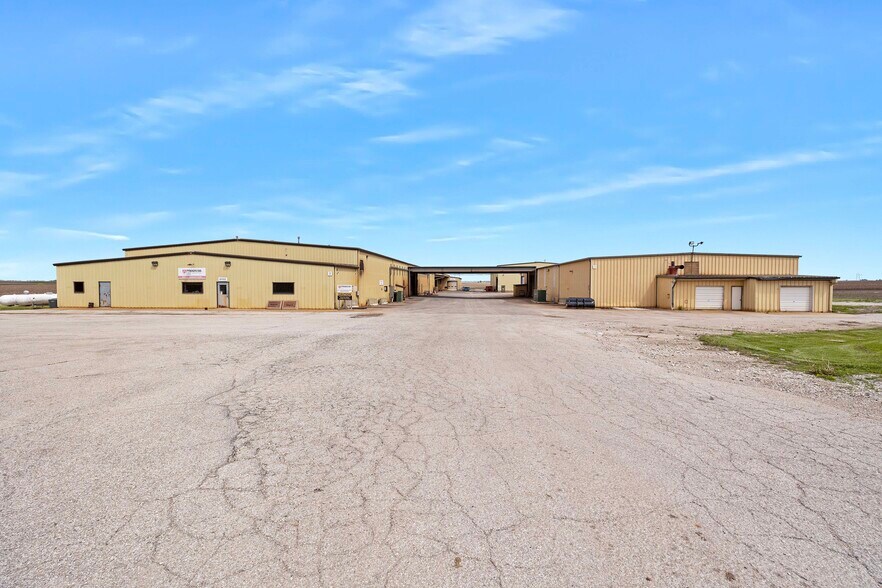 More Photos Of 5704 E 1700 North Rd, Danvers Industrial For Lease
