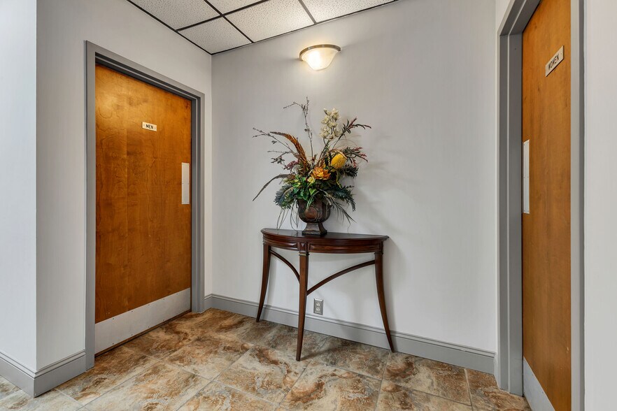 More Photos Of 277 Wilson Pike Cir, Brentwood Office For Sale