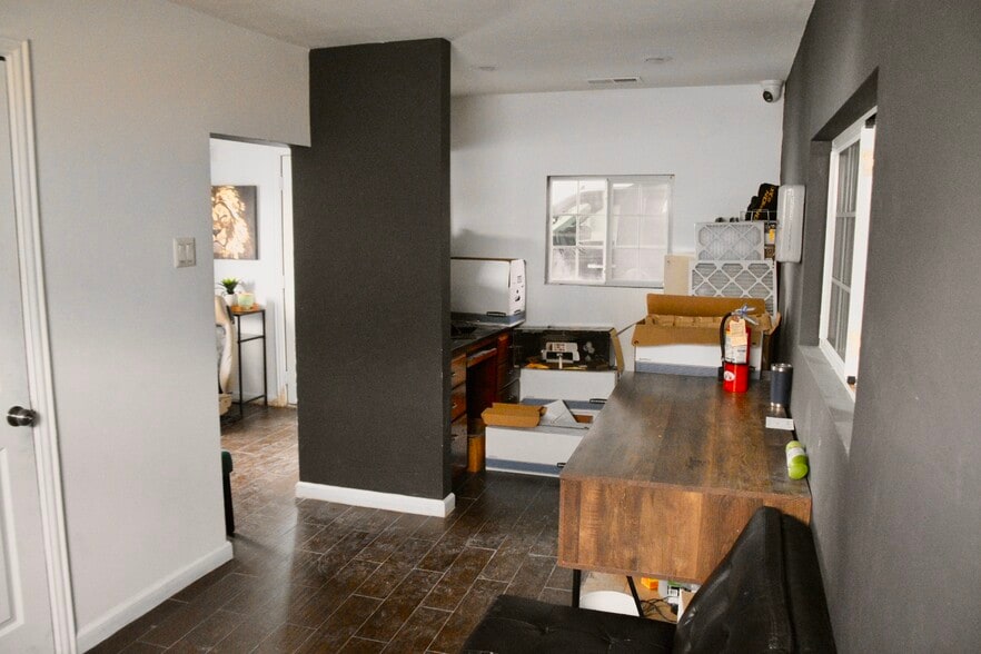 More Photos Of 117 Commercial St, Garland Warehouse For Sale