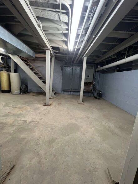 More Photos Of 212 S Broadway, Peru Specialty For Sale