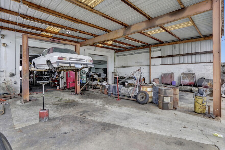 More Photos Of 1040 NE 44th St, Oakland Park Auto Repair For Sale