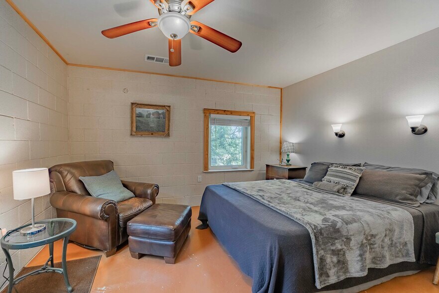More Photos Of 95 Loma Ln, Fredericksburg Showroom For Sale