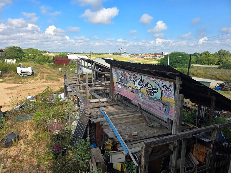 More Photos Of 111 Salvage Way, Luling Office For Sale