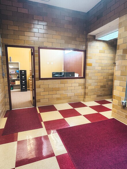 More Photos Of 1600 1st Ave NE, Austin Warehouse For Sale