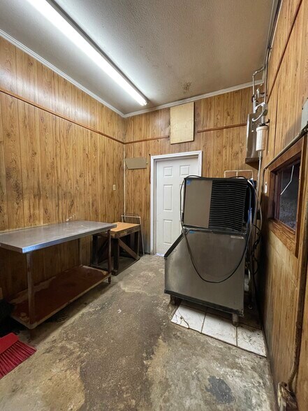 More Photos Of 423 W Plantation Dr, Clute Restaurant For Sale