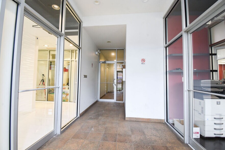 More Photos Of 2101 W Division St, Chicago Storefront Retail Residential For Lease