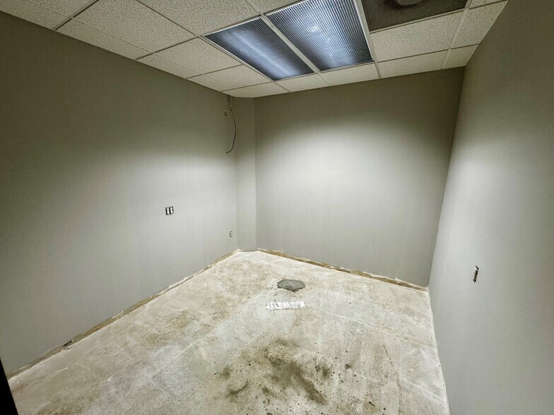 More Photos Of 19401 E 40 Hwy, Independence Office For Lease