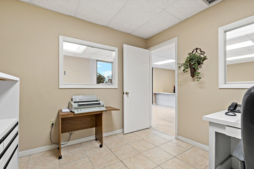 More Photos Of 567 Avenue K SE, Winter Haven Office For Sale