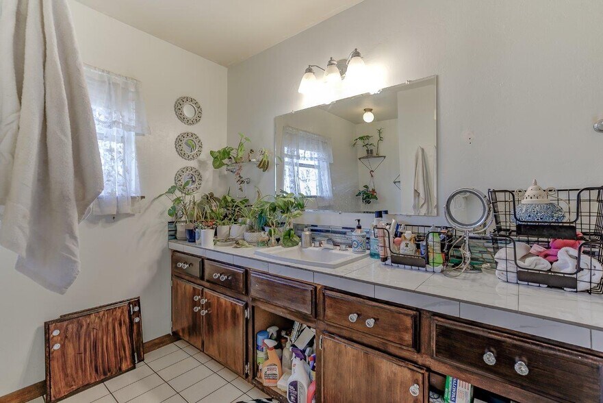 More Photos Of 718 Main St, Weaverville Hotel For Sale