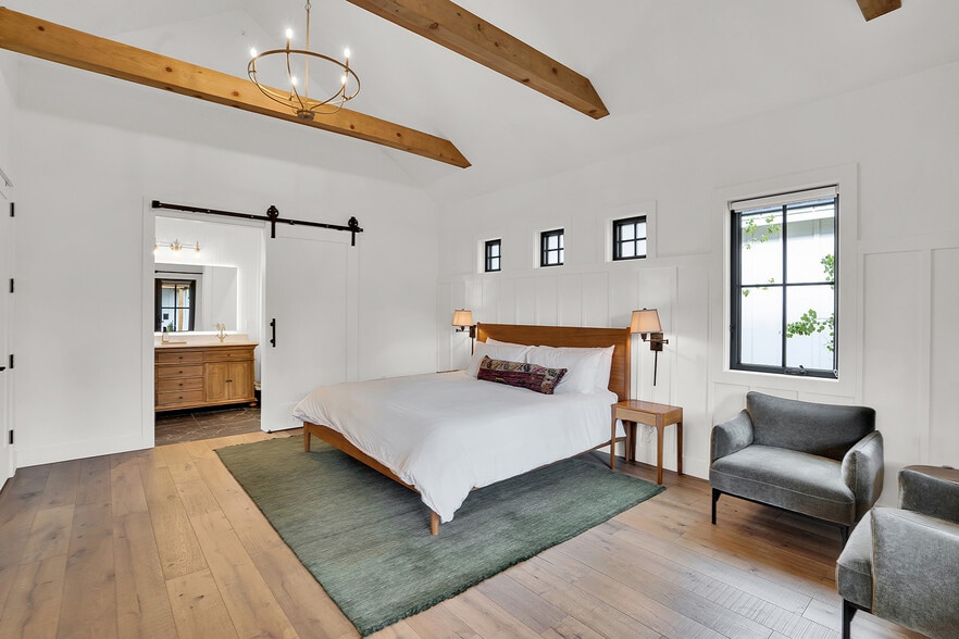 More Photos Of 560 E Main Ave, Sisters Hotel For Sale