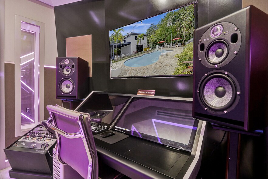 More Photos Of 430 Ne 121st St, Biscayne Park Movie Radio TVStudio For Sale