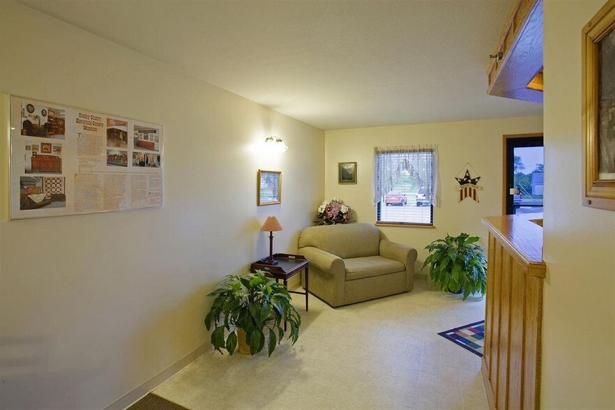 More Photos Of 711 N Center St, Shelbina Hotel For Sale