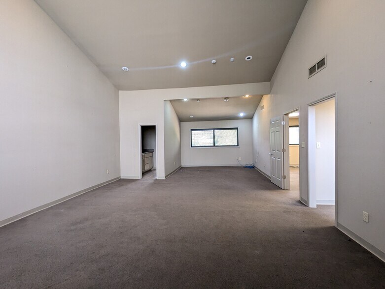 More Photos Of 7945 Eastex Fwy, Beaumont Office For Sale