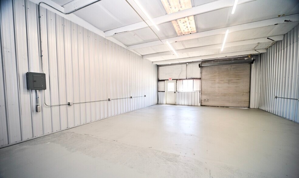 More Photos Of 9465 Creosote Rd, Gulfport Flex For Lease