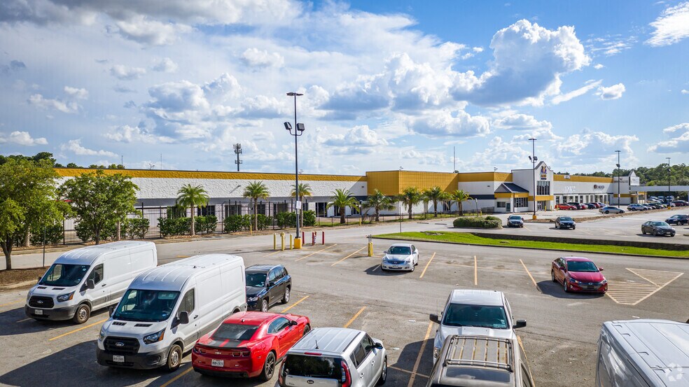 More Photos Of 7075 FM 1960 Rd W, Houston Warehouse For Lease