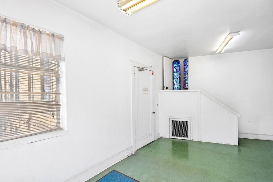 More Photos Of 1701 W Woodlawn Ave, San Antonio Religious Facility For Sale