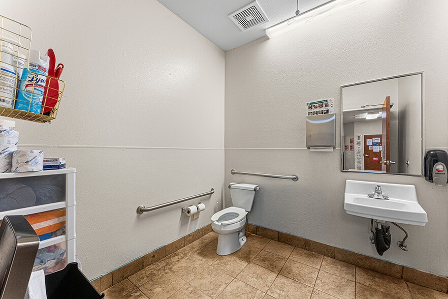 More Photos Of 13013 W Persimmon Ln, Boise Office For Sale