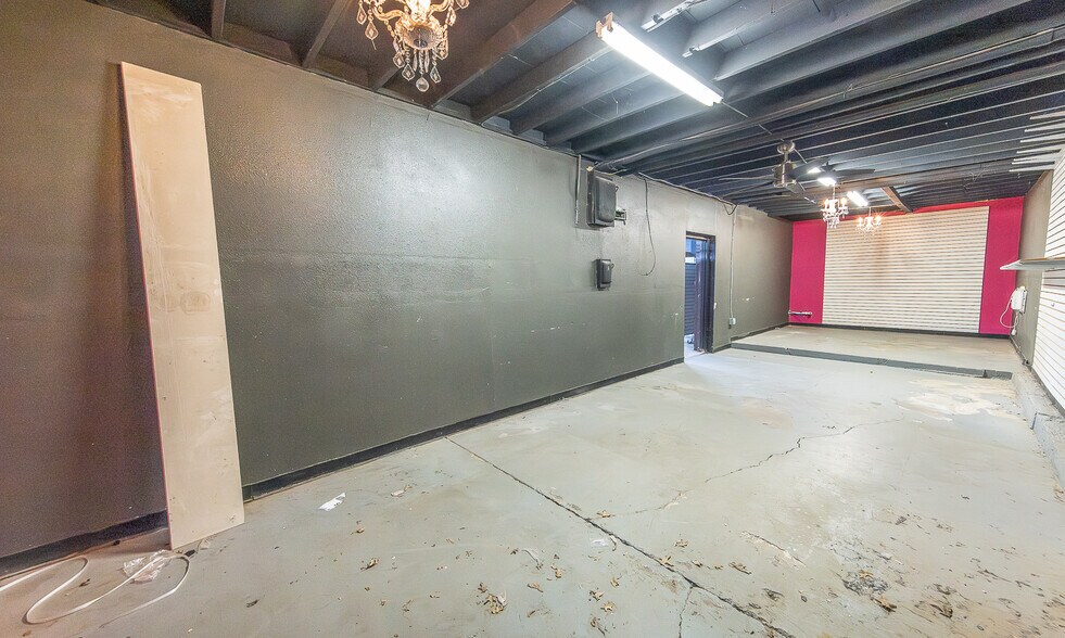More Photos Of 2621 34th St, Lubbock Freestanding For Sale