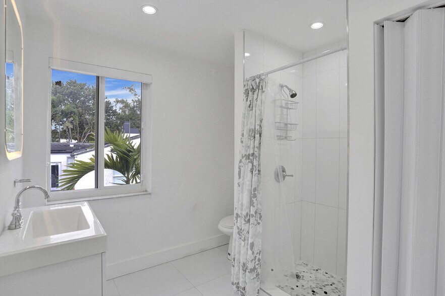 More Photos Of 430 Ne 121st St, Biscayne Park Movie Radio TVStudio For Sale