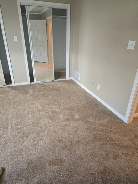 More Photos Of 593-621 Glen Ct, Lansing Apartments For Sale