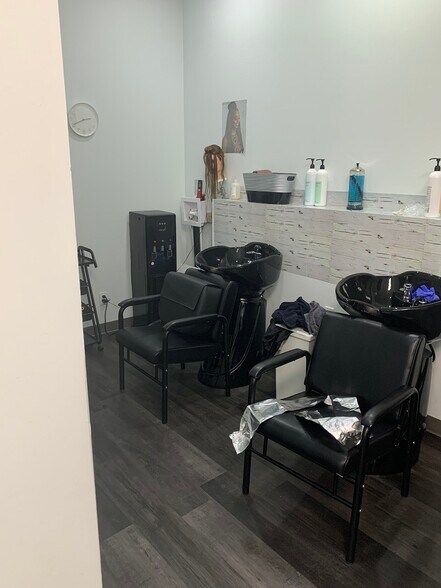 More Photos Of 3131 27th St NE, Calgary Storefront For Sale