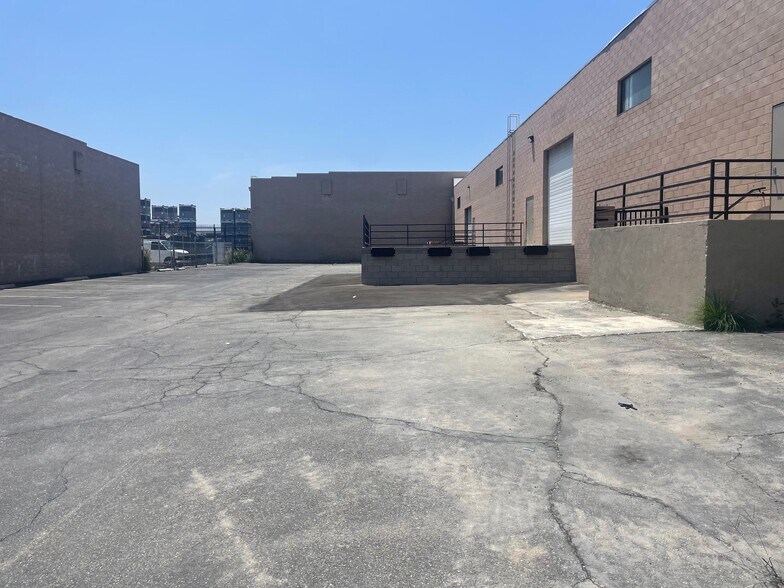 More Photos Of 21100 Lassen St, Chatsworth Warehouse For Lease