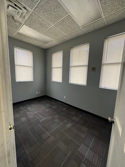 More Photos Of 10 Liberty St, Edison Warehouse For Lease