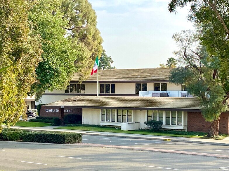 More Photos Of 2100 E 4th St, Santa Ana Office For Sale