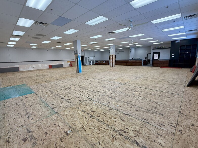 More Photos Of 1023-1049 Main St, Dundee Unknown For Lease