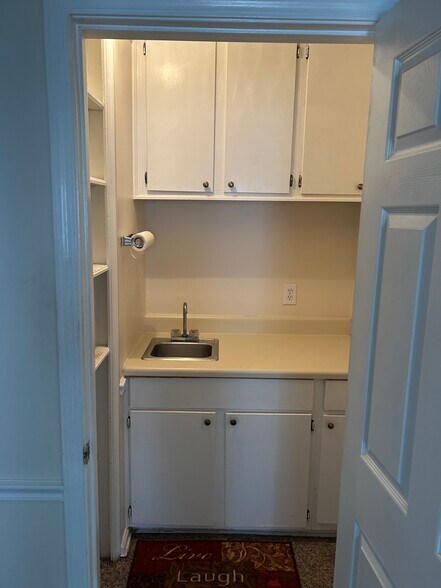 More Photos Of 588 Seminole Dr NE, Marietta Medical For Lease