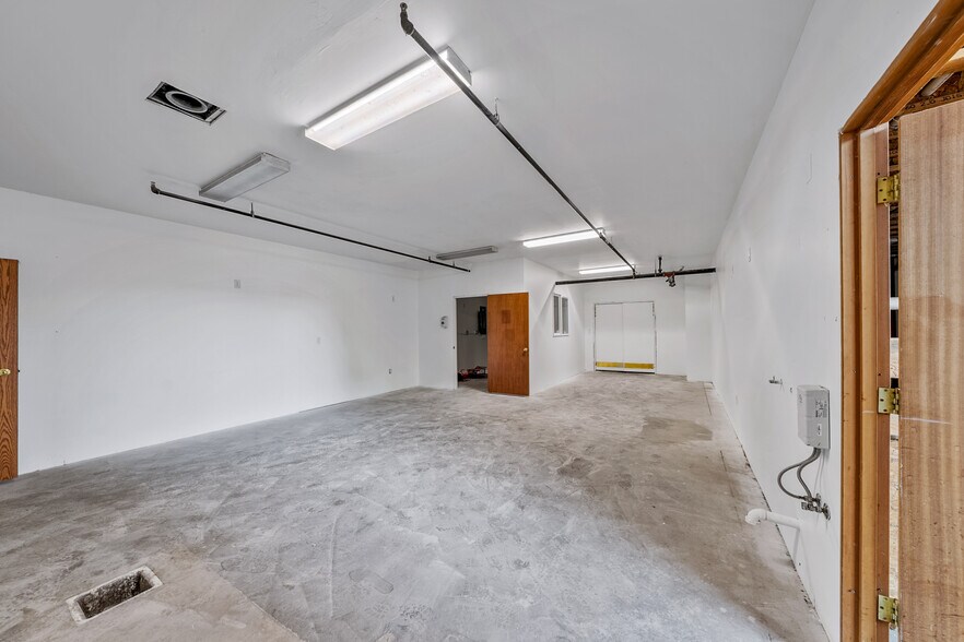 More Photos Of 1385 Antelope Rd, White City Manufacturing For Lease