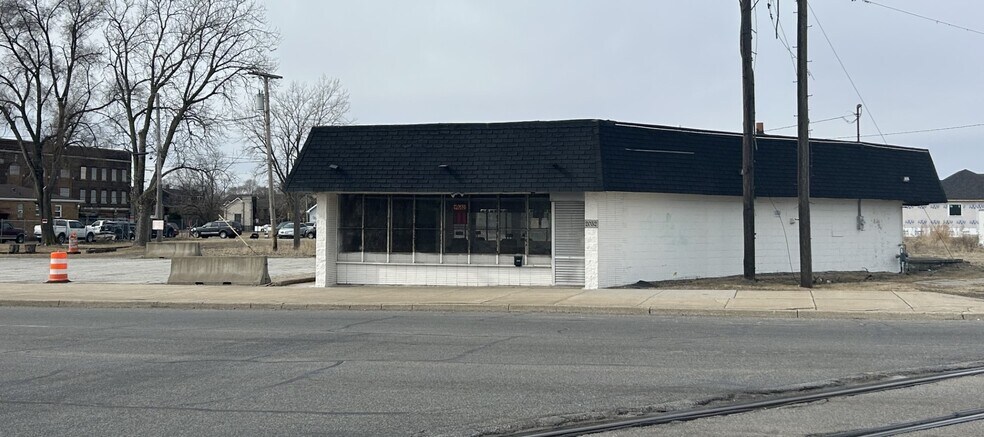 More Photos Of 2052 Broadway, Gary General Retail For Lease
