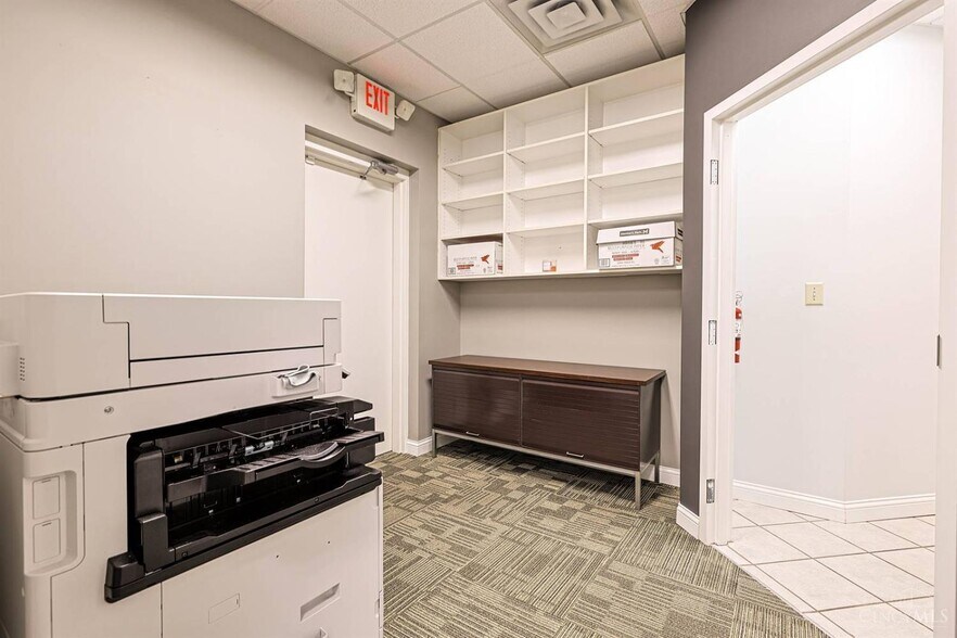 More Photos Of 5630 Bridgetown Rd, Cincinnati Office For Sale
