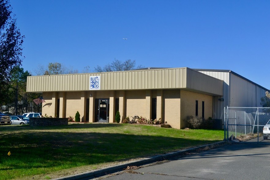 More Photos Of 10020 Industrial Dr, Pineville Warehouse For Lease