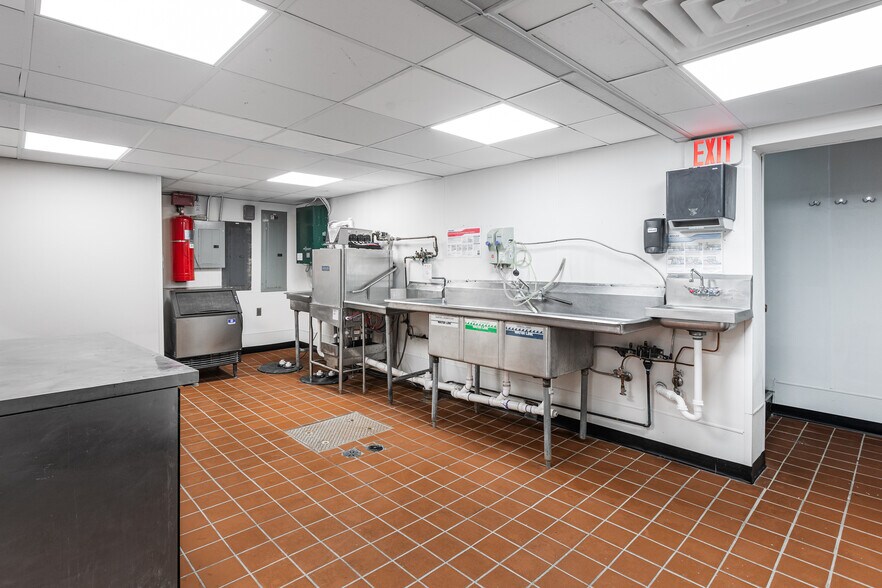 More Photos Of 9750 S Roberts Rd, Palos Hills Freestanding For Sale