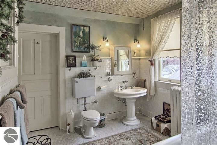 More Photos Of 230 Wellington St, Traverse City Hospitality For Sale