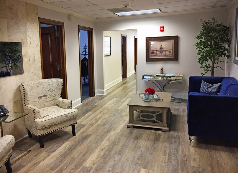 More Photos Of 300 W Adams St, Jacksonville Office For Sale