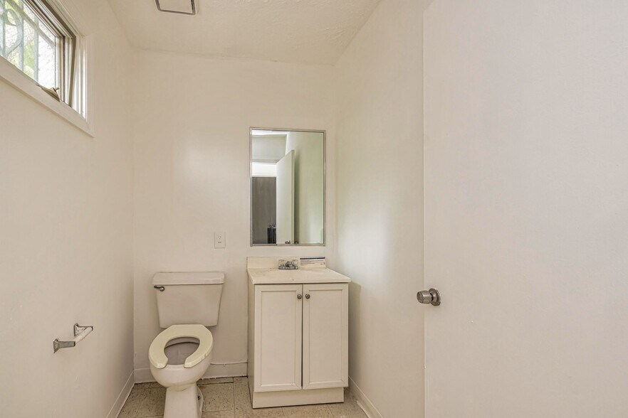 More Photos Of 1469 Wadley Ave, Atlanta Freestanding For Sale