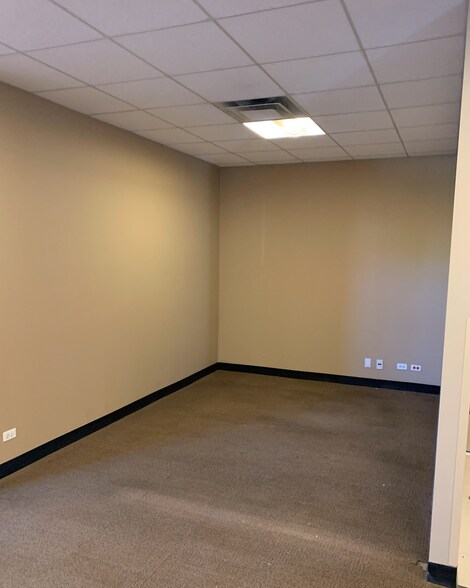 More Photos Of 3956 N Sheridan Rd, Chicago Bank For Lease
